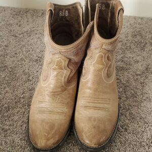 Ariat 10007966 Billie Unbridled Distressed Leather Womens Booties Boots Size 8.5